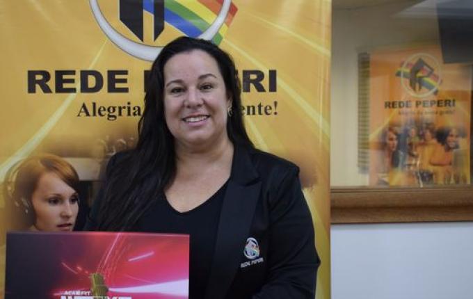Locutora da Rádio Cidade recebe certificado de finalista do Prêmio Acaert