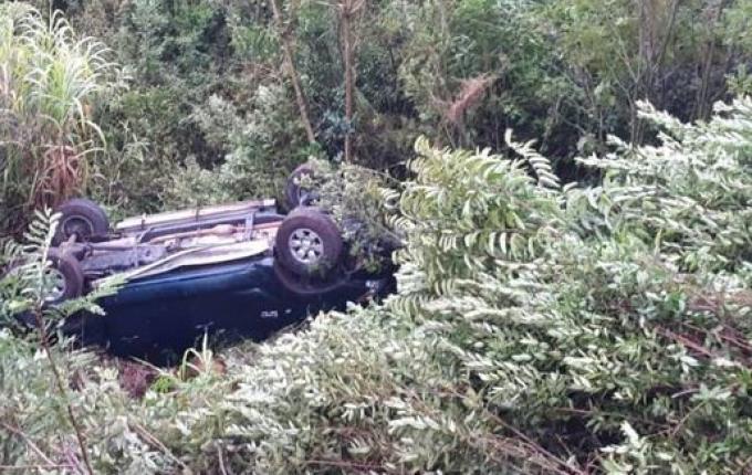 Duas pessoas ficam feridas em capotamento de veículo na BR-282