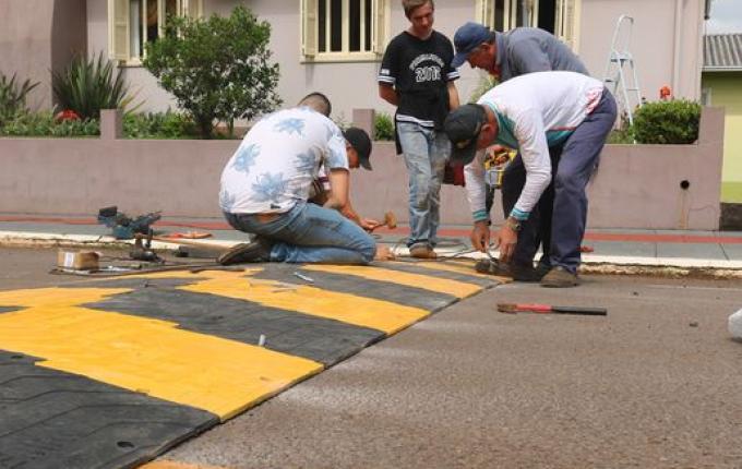 Prefeitura instala novo modelo de lombadas físicas em Iporã do Oeste