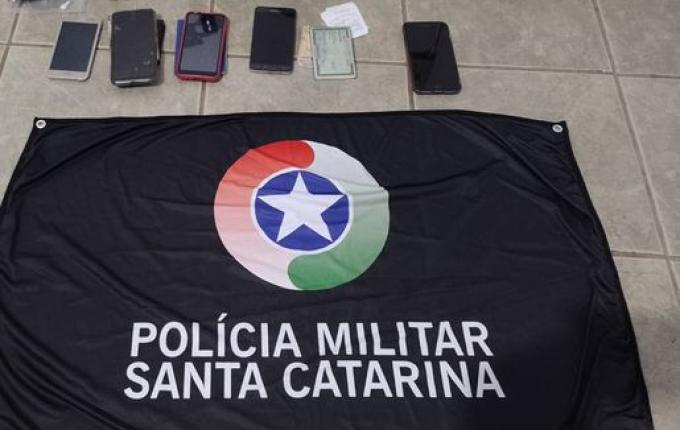 Homem é preso por tráfico de drogas e porte ilegal de arma de fogo em Riqueza