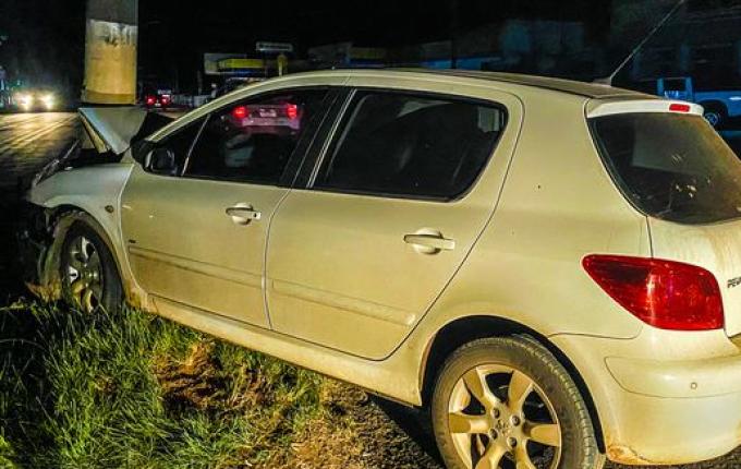 Colisão em poste de energia causa apagão na região; assista ao vídeo