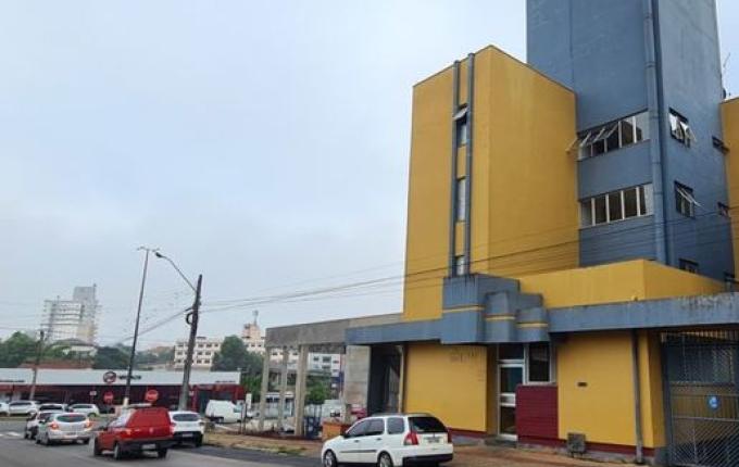 Polícia ouve mãe e padrasto de criança que morreu ao cair de prédio em Chapecó