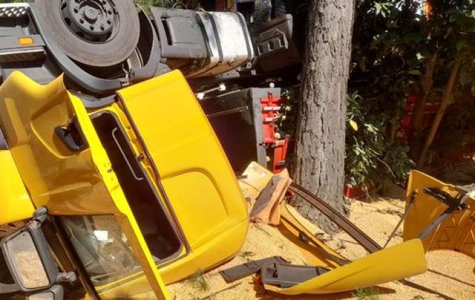 Caminhoneiro fica preso às ferragens em capotamento na SC-161