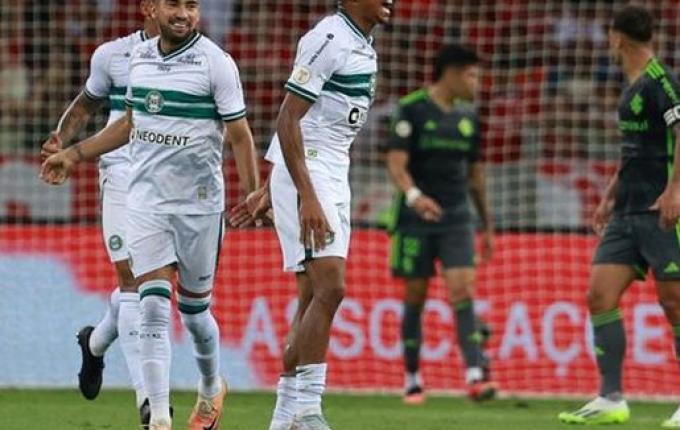 Com um a menos, Inter perde para o Coritiba no Beira-Rio