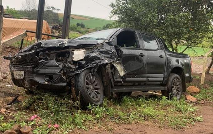 Colisão lateral entre camionetes deixa dois feridos na SC-163 em Descanso
