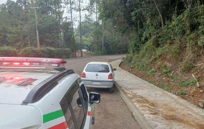 Dupla furta veículos, atropela idosa e é presa após perseguição em Maravilha e Pinhalzinho