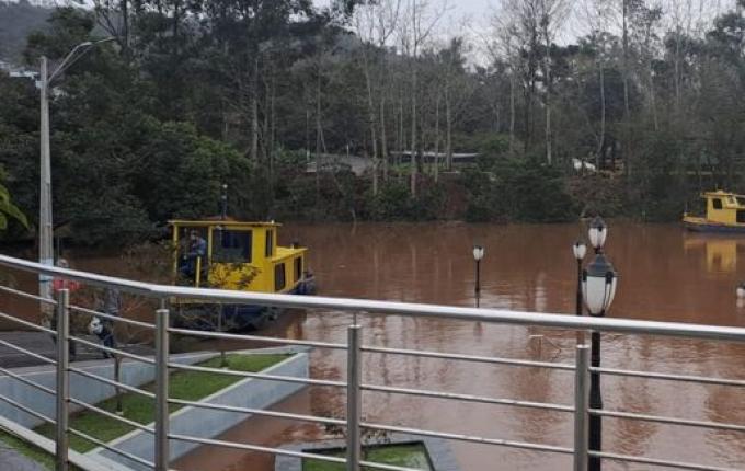 Empresa retoma travessia da barca no Rio Uruguai, em Mondaí