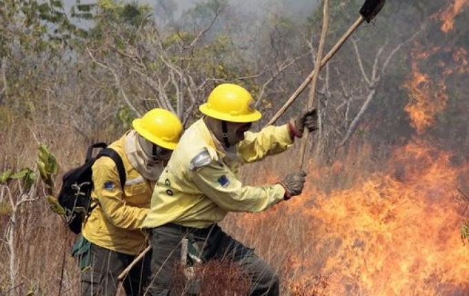 Bombeiros controlam incêndio de grandes proporções em São Miguel do Oeste