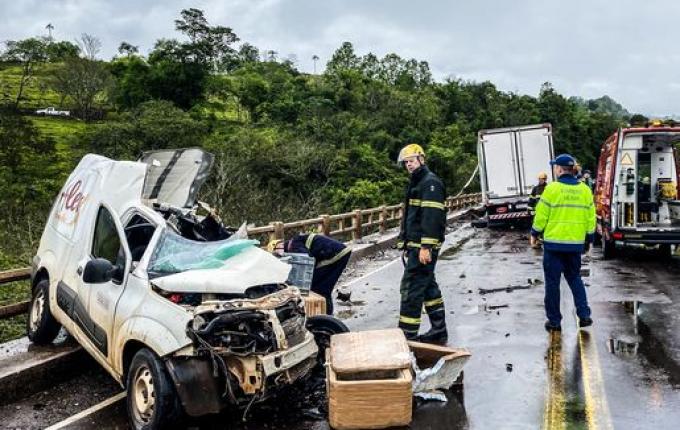 GRAVE: Caminhão, carro e utilitário batem de frente e um dos veículos cai da ponte, uma pessoa morre