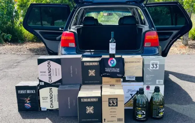 PM apreende 109 garrafas de vinho e azeite sem nota fiscal na SC-161, em Palma Sola