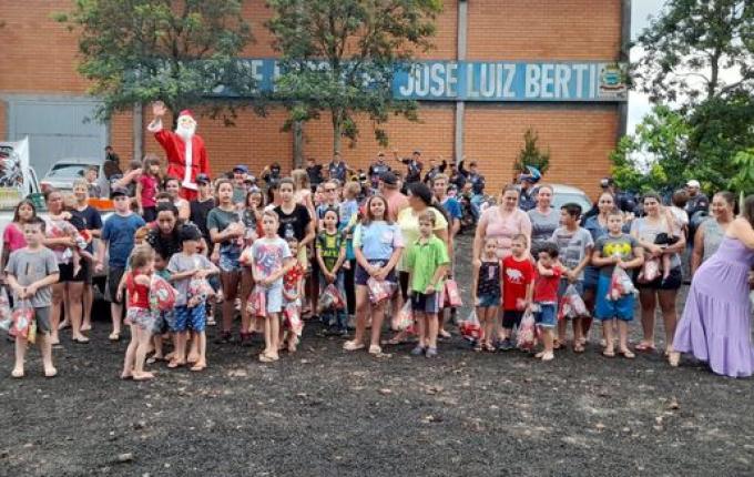Moto Grupo Acelera no Mato Veiaco de Bandeirante realiza ação solidária de Natal