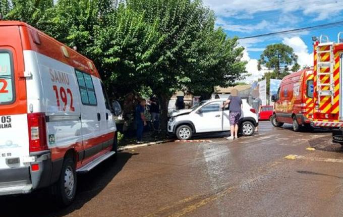 Veículo se choca contra árvore após acidente no centro de Maravilha