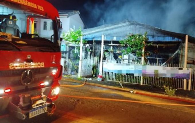 Duas casas são destruídas por incêndio em Maravilha