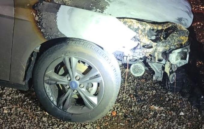 Incêndio atinge veículo em garagem no centro de Guaraciaba