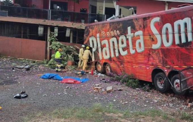 Acidente envolvendo ônibus de banda catarinense causa morte no Paraná