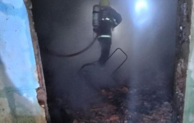 Casa é destruída por incêndio no interior de Anchieta