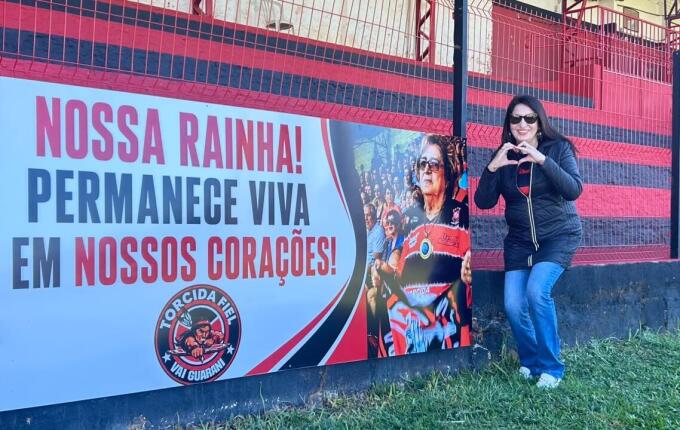 Torcida Vai Guarani homenageia fundadora Adélia Bedin com placa no Estádio Padre Aurélio Canzi