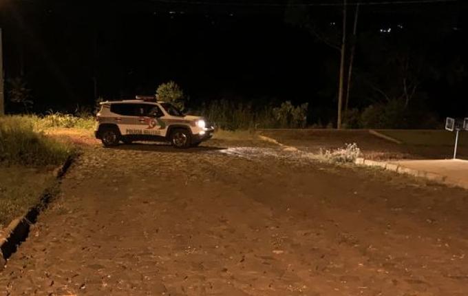 Homem descumpre medida protetiva, ameaça mulher com arma e acaba preso em SMOeste