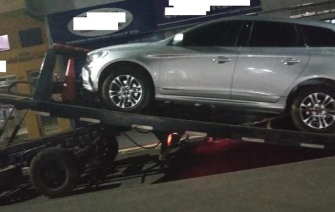 Polícia Militar apreende veículo furtado carregado com vinhos argentinos