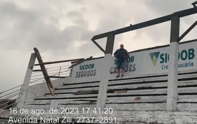 Tempestade Parque de exposições e cobertura de campo de futebol são destruídos