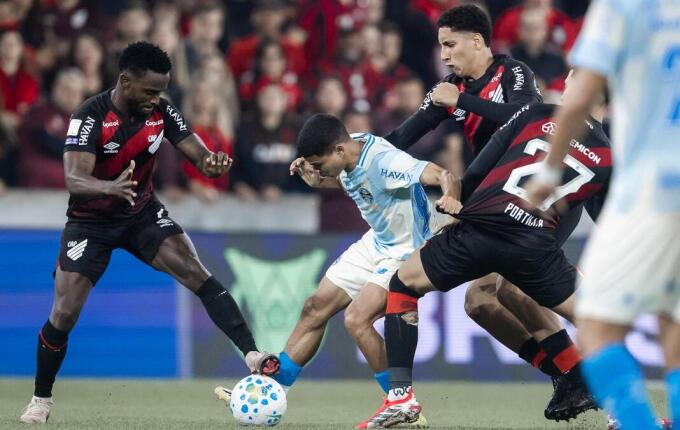 Grêmio empata sem gols com o Athletico Paranaense em jogo com expulsões