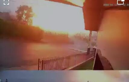 Raio provoca forte estrondo e rompe cabo em Iporã do Oeste
