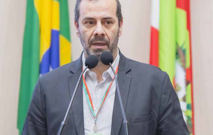 Estudantes de Belmonte vivem experiência parlamentar na Alesc durante o Parlamento Jovem