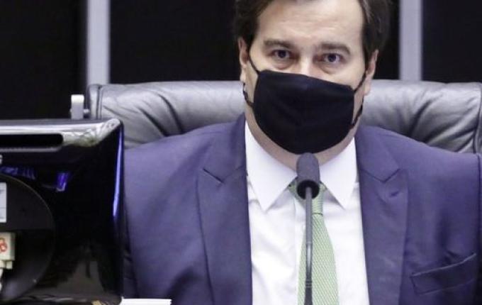 Projeto de combate a fake news deve ser votado este ano, diz Maia