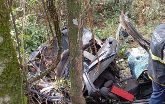 Homem é encontrado morto dentro de veículo caído em ribanceira na BR-282