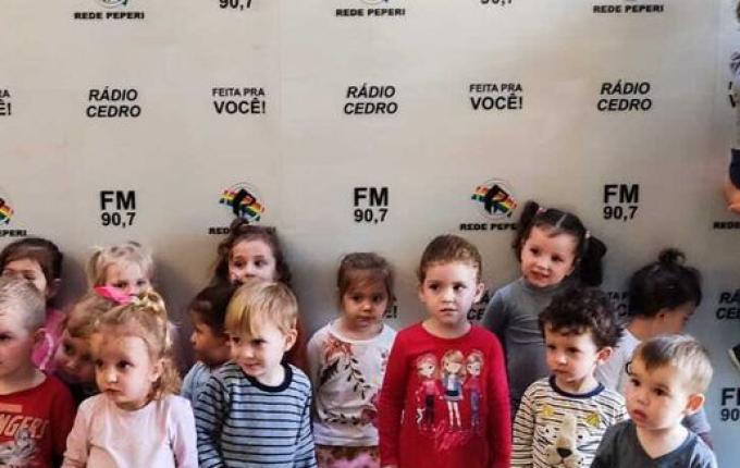 Crianças da creche Nossa Senhora Aparecida visitam os estúdios da Cedro FM