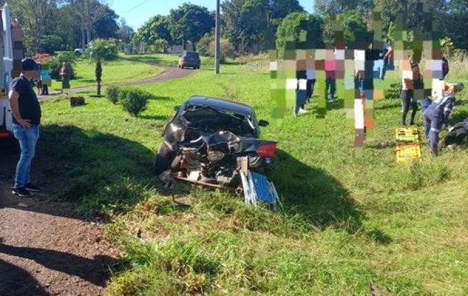Colisão entre carro e carreta é registrada na SC 163, em Itapiranga