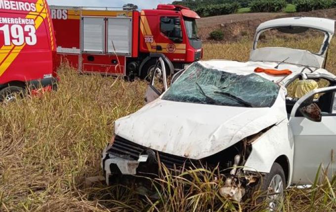 Condutor fica ferido após carro sair da pista e capotar em lavoura na SC-305