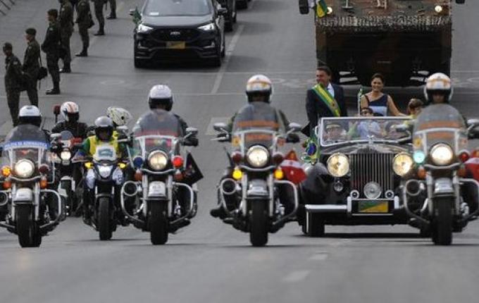 Desfile em comemoração ao Bicentenário reúne multidão na Esplanada