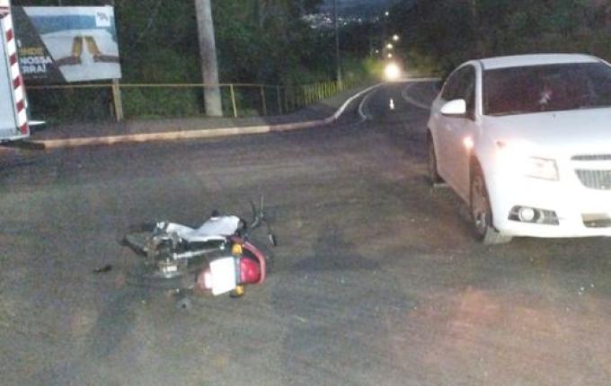 Homem fica ferido em acidente envolvendo dois carros e motocicleta