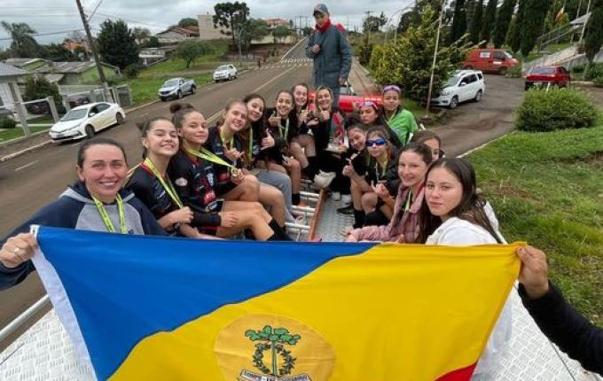 Equipe feminina de futsal sub-16 de Campo Erê é campeã da Olesc