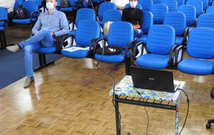 Médicos do Município participam de aperfeiçoamento sobre a covid-19