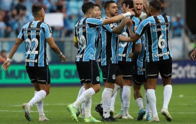 Grêmio vence Atlético-GO de virada e volta a se afastar do Z-4