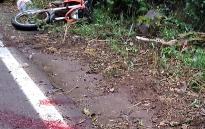 Motociclista sofre queda após sair da pista e colidir contra proteção lateral do asfalto na SC 386