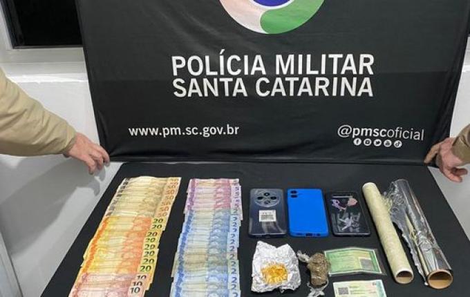 Mulher é flagrada vendendo drogas com adolescente em casa em São Miguel do Oeste