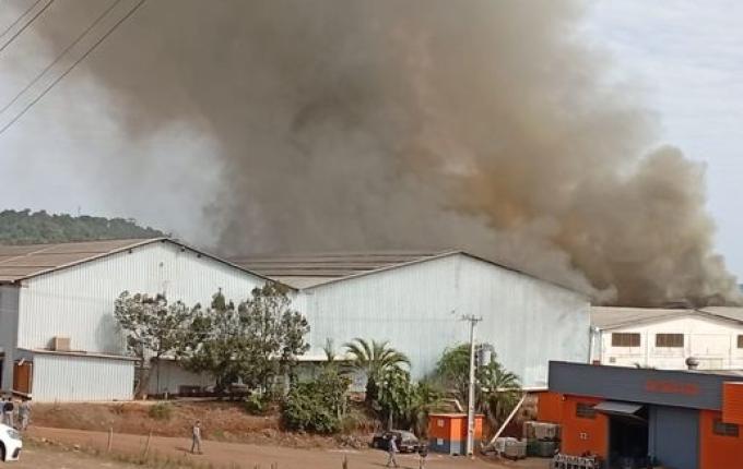 Incêndio de grandes proporções atinge indústria em Flor do Sertão