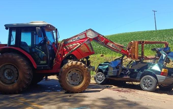 Colisão entre carro e trator deixa casal ferido em Guaraciaba