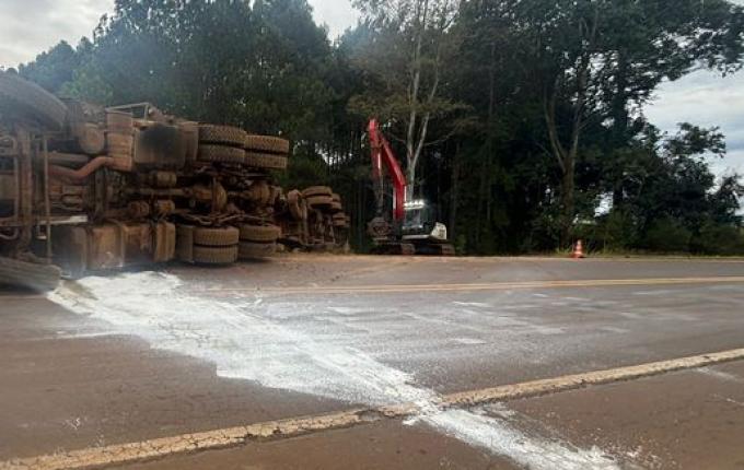 Caminhão carregado com toras tomba na SC-161 entre Saltinho e Campo Erê