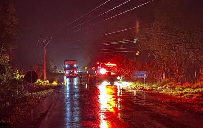 Temporal causa destruição no interior de Descanso
