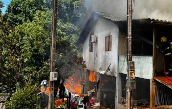 Família que perdeu tudo em possível incêndio criminoso pede ajuda em SMOeste