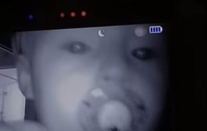 Casal flagra ‘voz grossa’ falando com criança por babá eletrônica