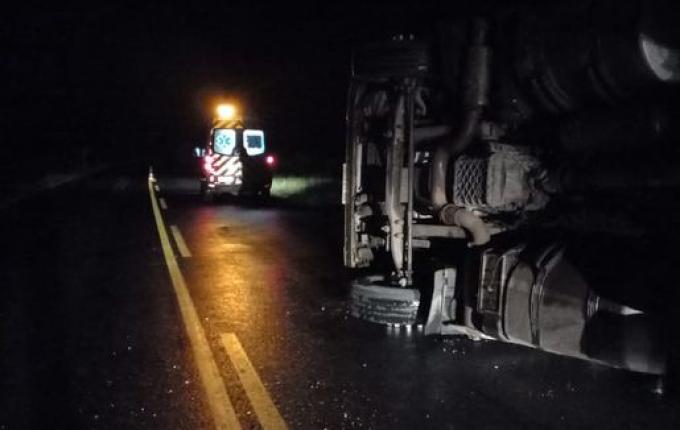 Caminhão tomba na SC-161 em Palma Sola e causa vazamento de diesel