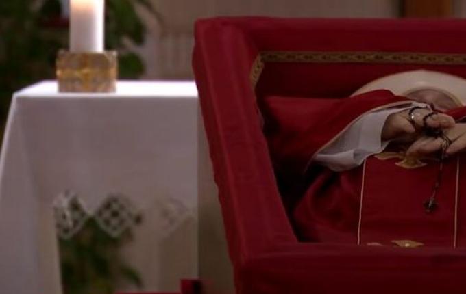 Primeiras fotos mostram papa Francisco em caixão simples de madeira