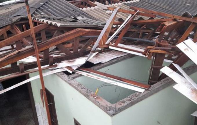 Residência tem parte de estrutura arrancada por fortes ventos no interior de Itapiranga