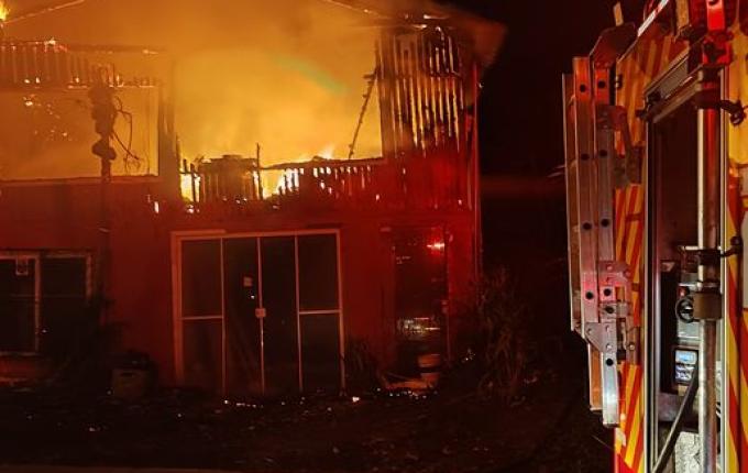 Incêndio destrói parte superior de residência em Dionísio Cerqueira