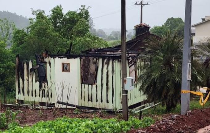 Incêndio destrói casa em Itapiranga